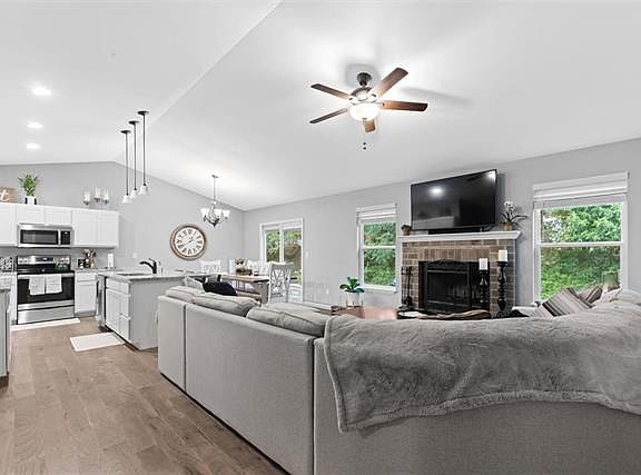 3rd image of 184 Palace Way Dr