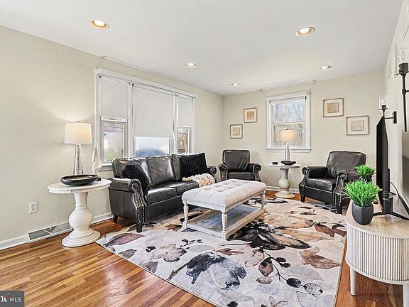 3rd image of 913 Stehman Rd