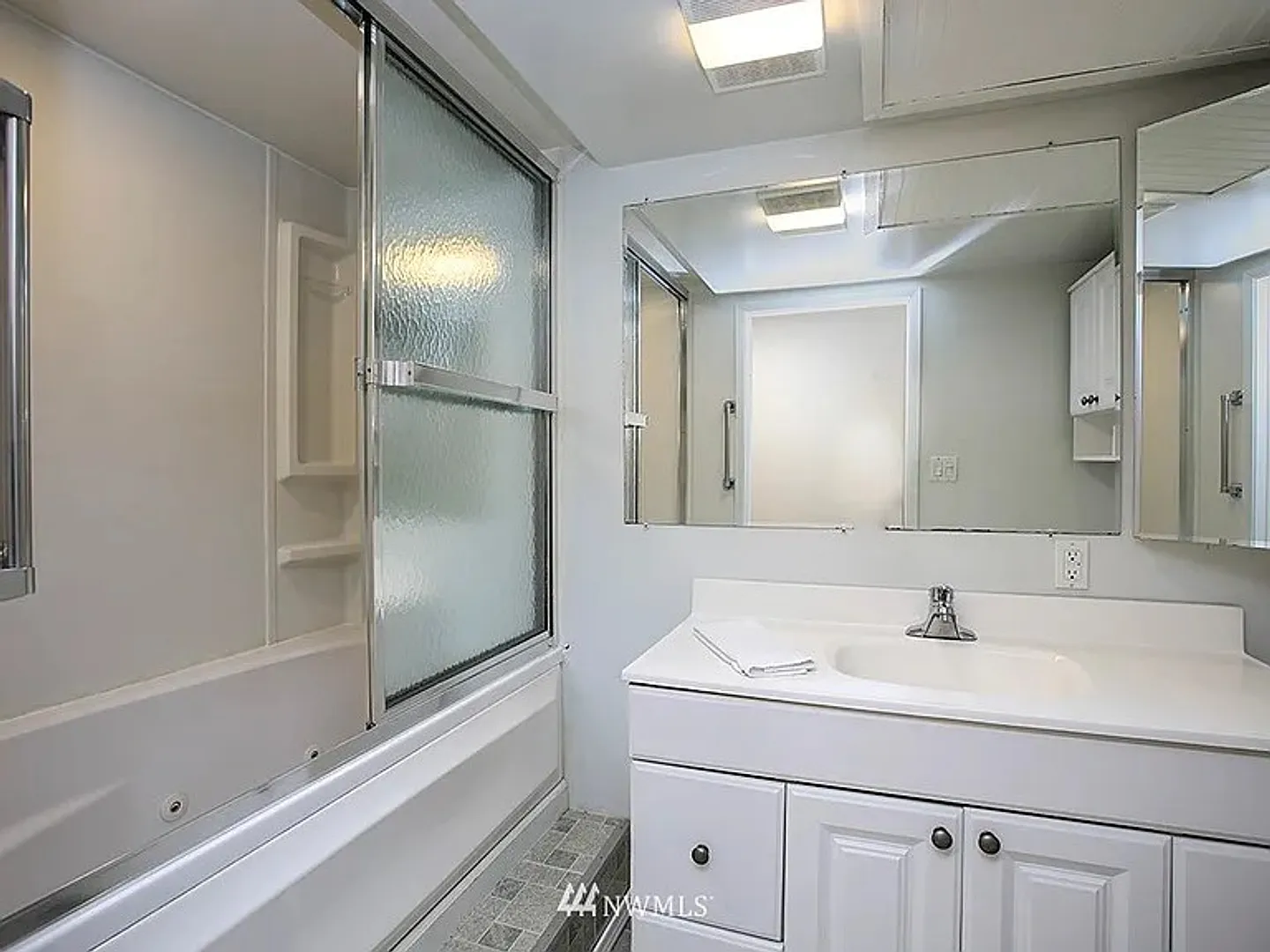 Spacious 4 bedroom 3 bath house on Beacon Hill — Photo 4
