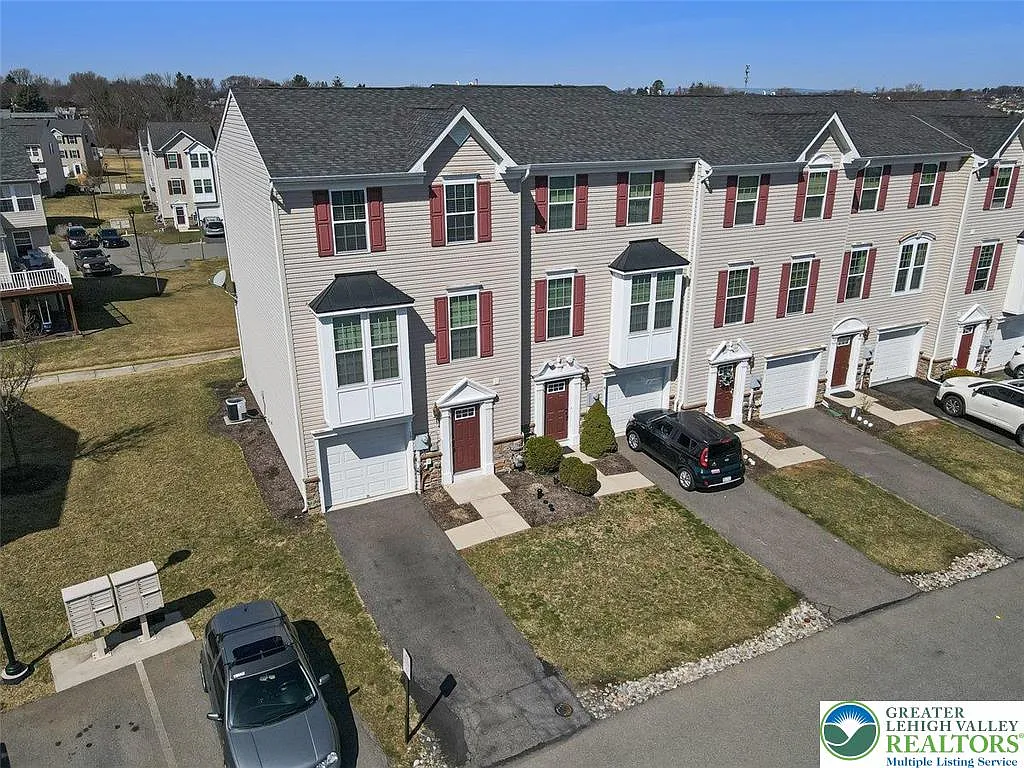Building Photo - 10 White Rose Ln