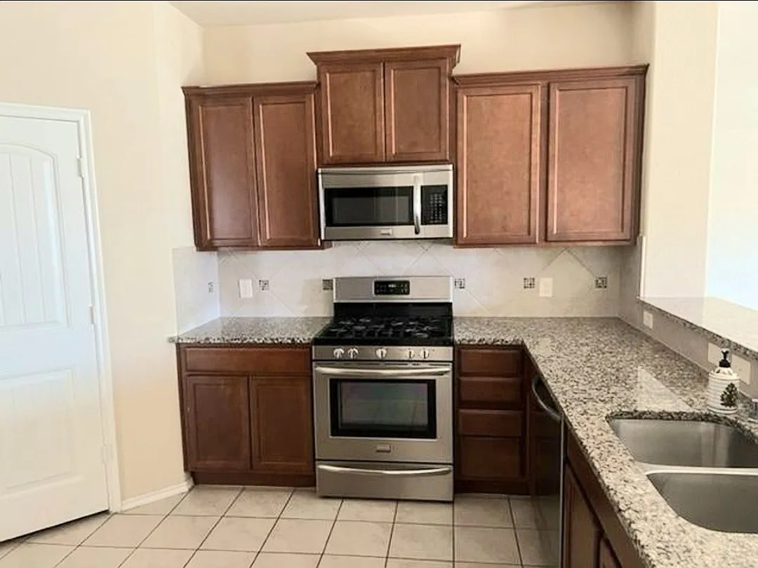 4 bed, 2074 sqft, $2,345 — Photo 4