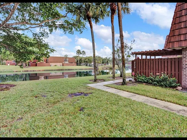 820 SW 120th Way — Photo 2