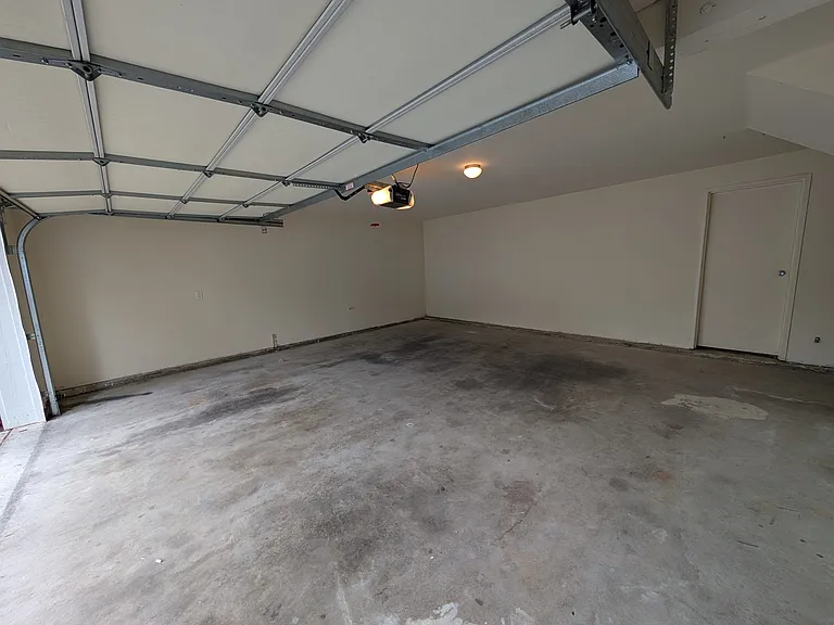 3-bed Townhouse 2-car garage