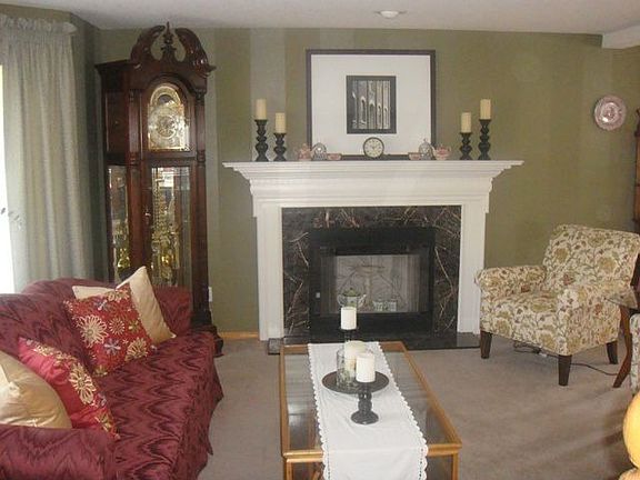 Living Room w Fireplace