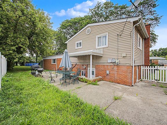 4th image of 27355 Clairview Dr
