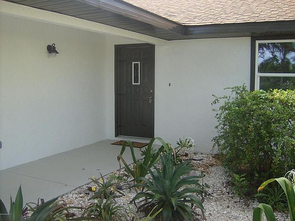 3rd image of 305 Beverly Ct