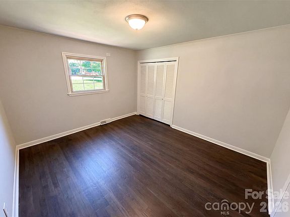 4th image of 1415 Crestfield Dr