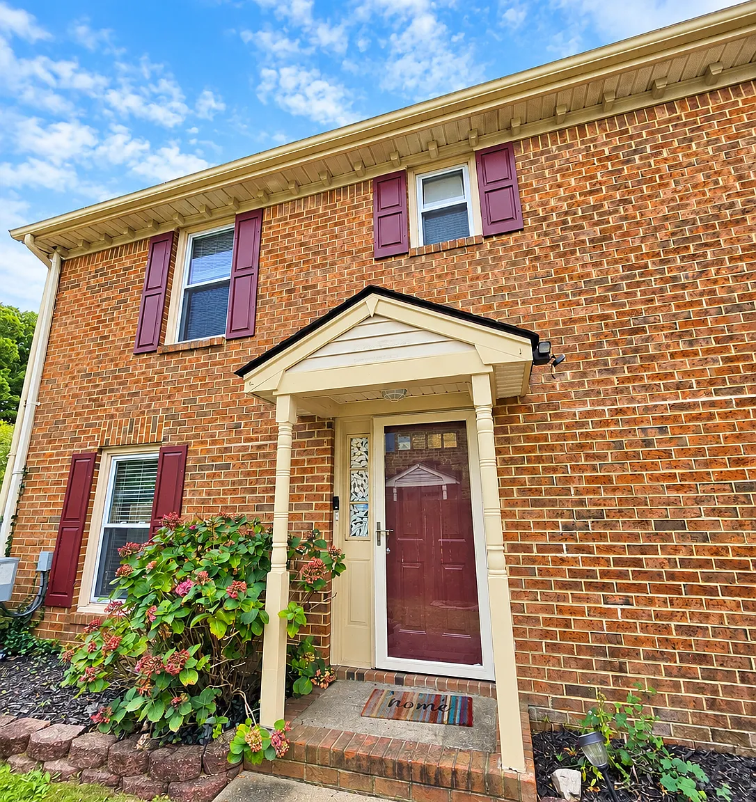 3 bed, 2.5 bath, 1360 sqft, $2,300 — Photo 2