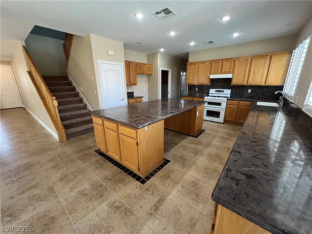 4 bed, 3.0 bath, 2986 sqft, $3,074 — Photo 3