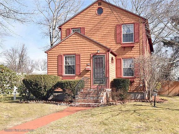 4th image of 32 Elizabeth Dr