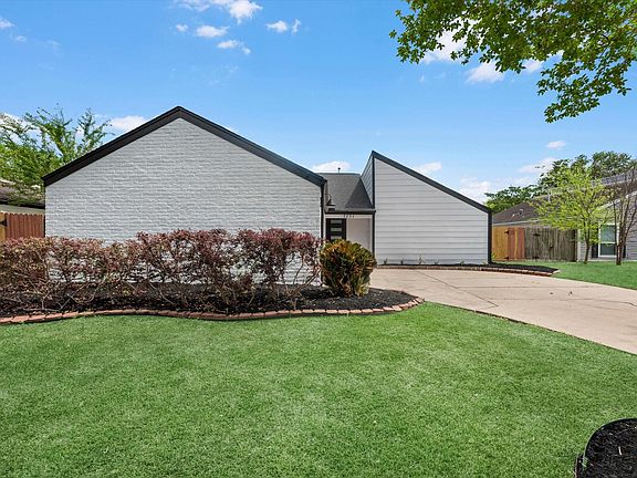 3rd image of 2231 Round Lake Dr