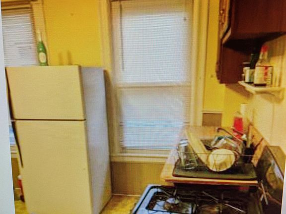 4th image of 531 Pawling Ave #2
