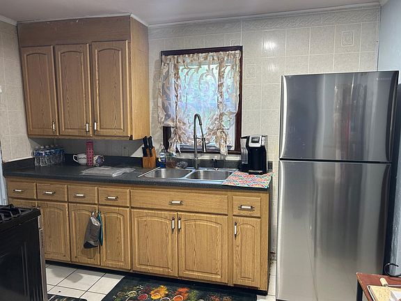 Kitchen (main floor - new fridge)