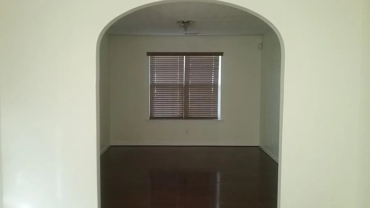 4 bed, 2.5 bath, 2052 sqft, $2,000 — Photo 4