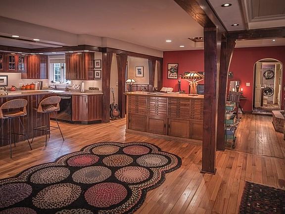 4th image of 215 Manor Dr