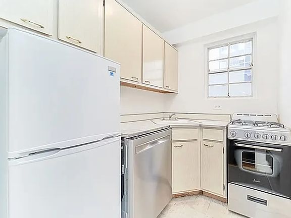 3rd image of 330 E 49th St APT 8K
