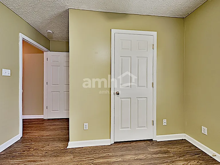 1423 Newbury Ln — Photo 12
