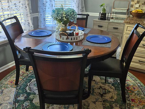 Eat in kitchen