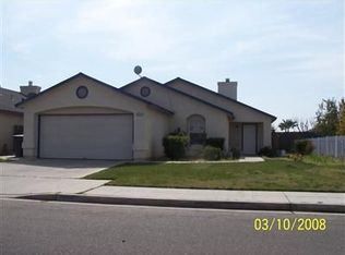 13715 E Amigo Dr, Parlier, CA 93648