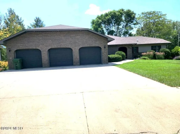 1112 10th Ave NE, Watertown, SD 57201