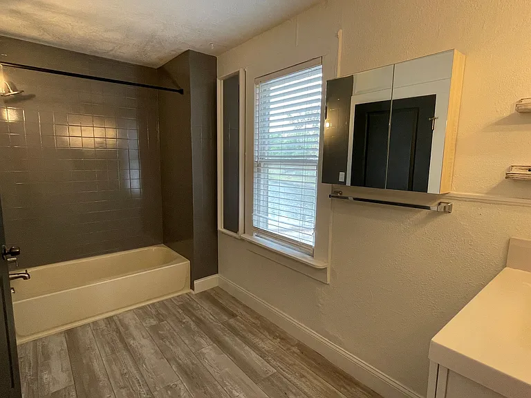 Bathroom - Lakeside corner
