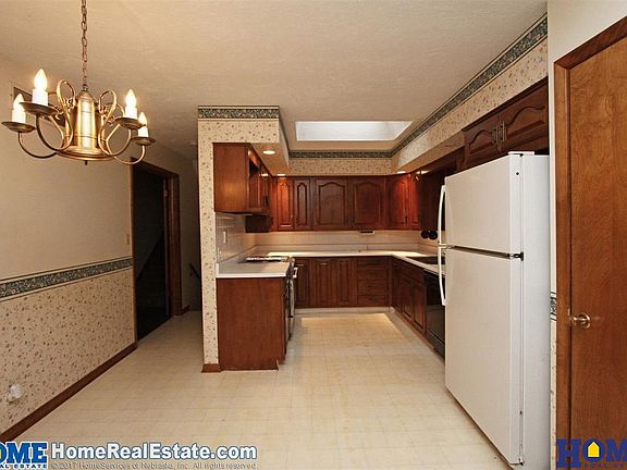 4th image of 215 Parkvista St
