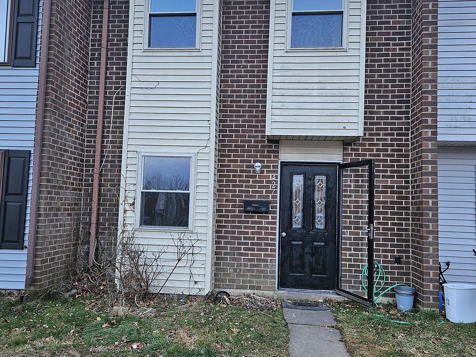 1st image of 427 Summer Park Cres