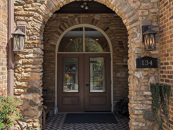 2nd image of 134 Sunset Cir APT 304