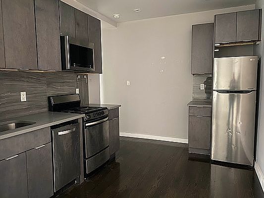 3rd image of 204 E 112th St APT 36