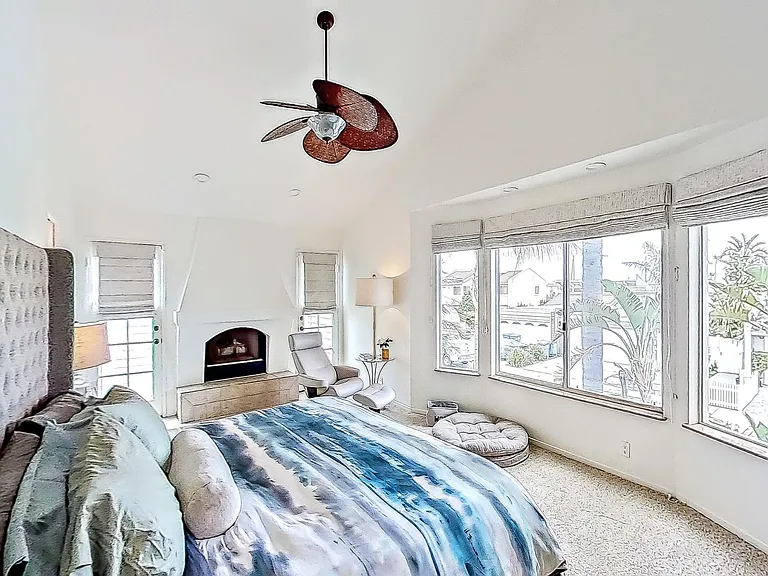 Primary King Bedroom Upstairs with large bathroom and walk in closet. King Split Tempur-Pedic mattress.