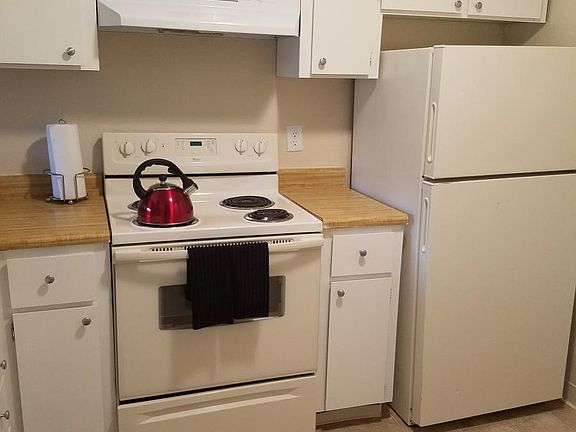 5th image of 18300 Carriage Dr APT 6