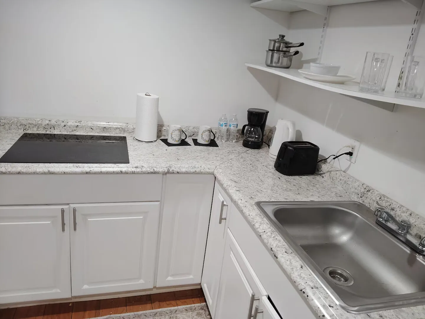 Furnished Studio in Basement Close to Rutgers, RWJ & NY Transit — Photo 4