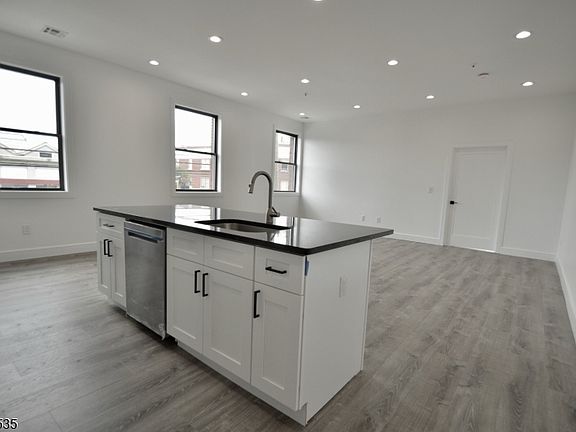 4th image of 340 Millburn Ave #2A