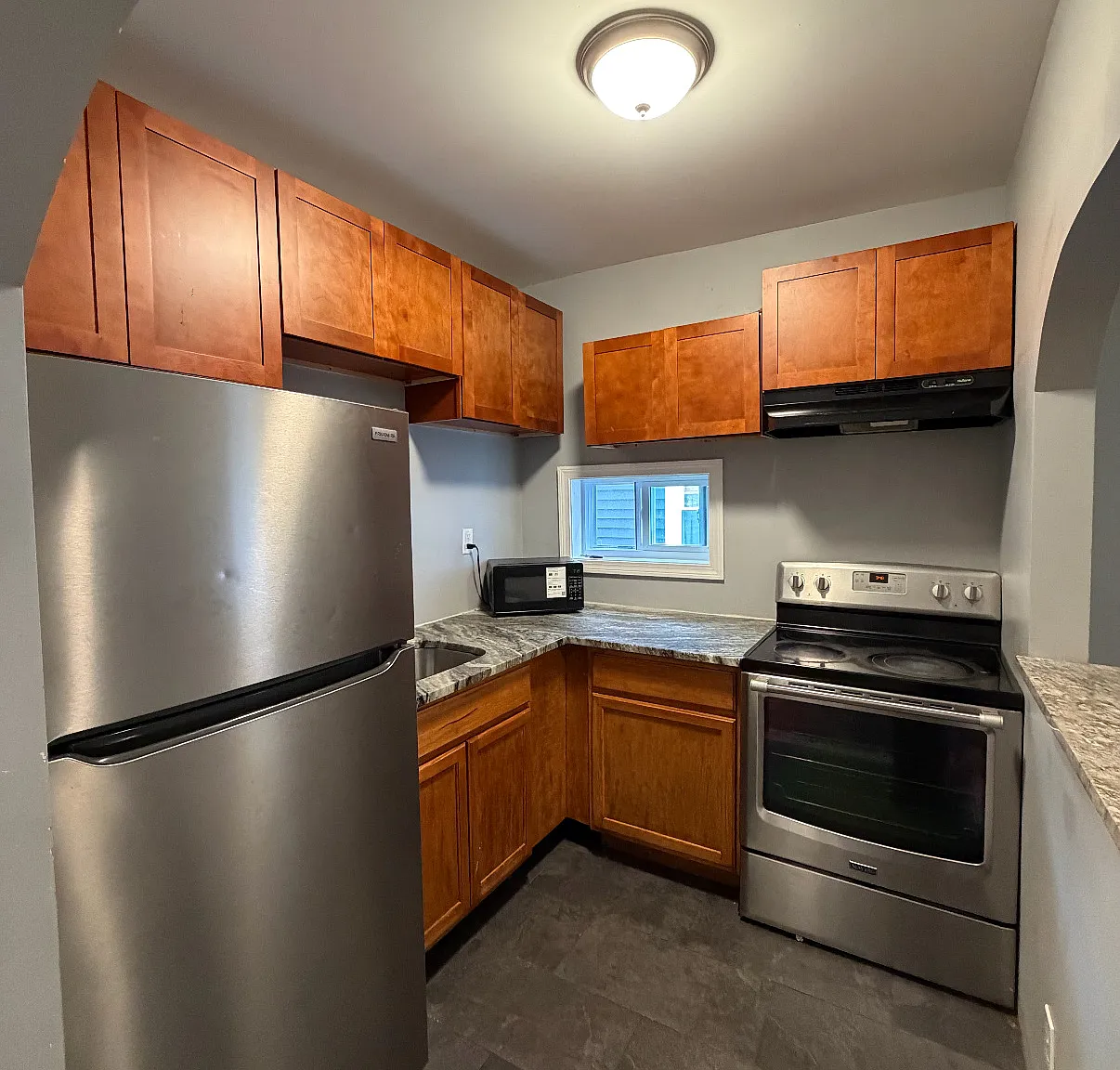 4 bed, 1.0 bath, 3936 sqft, $2,400 — Photo 3