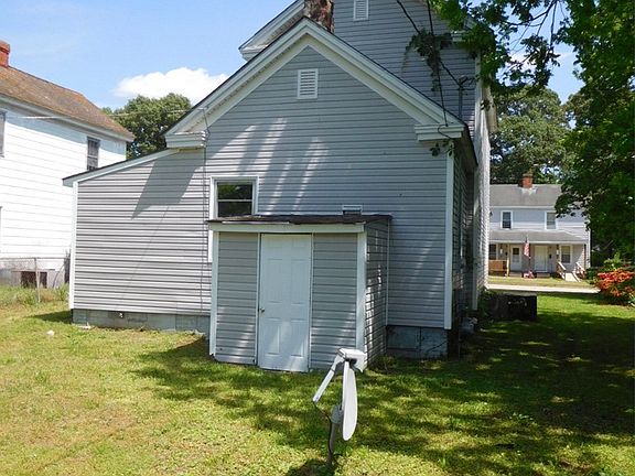 2nd image of 915 Cedar St