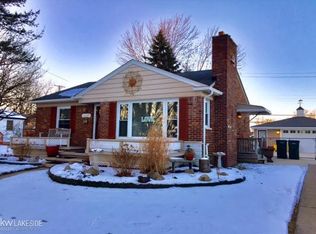 22327 Cedar St, Saint Clair Shores, MI 48081