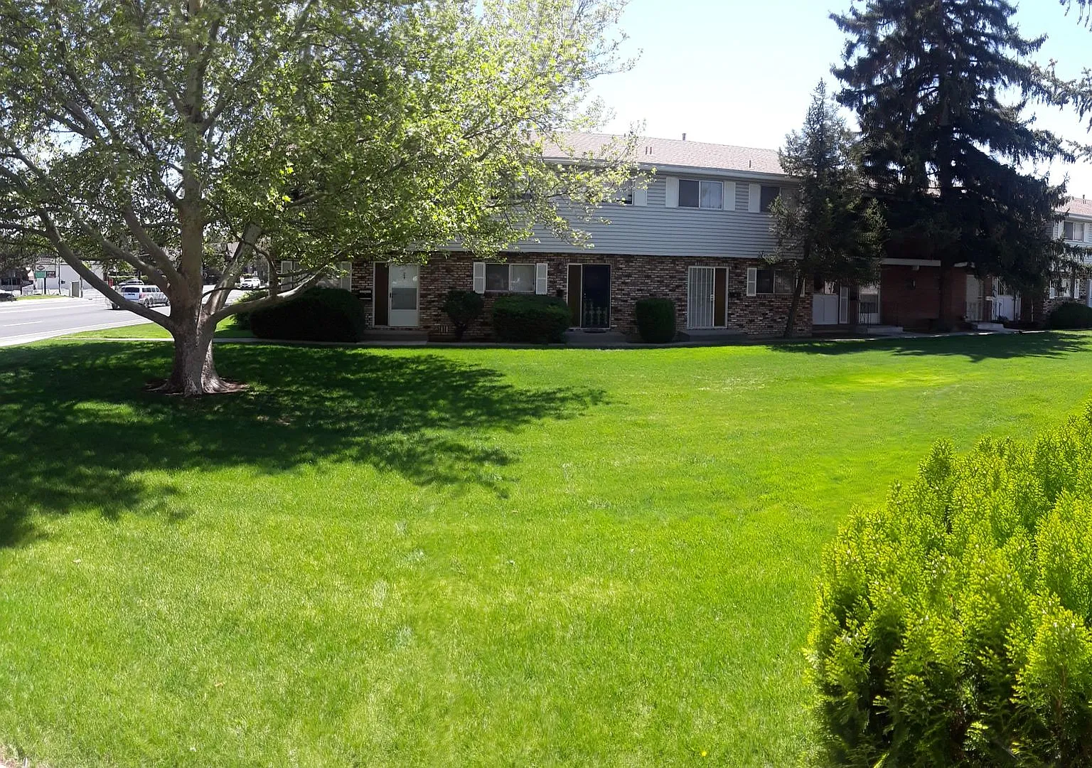 Central and updated 3 bedroom 1.5 bath townhome — Photo 3