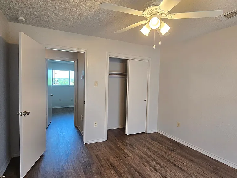 906 Meadow Cir N — Photo 13