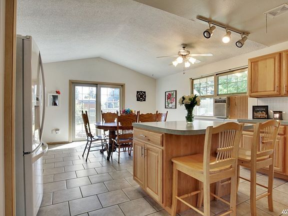 4th image of 318 190th St E