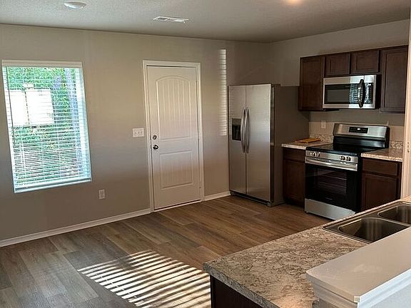 4th image of 1312 Meadows Dr