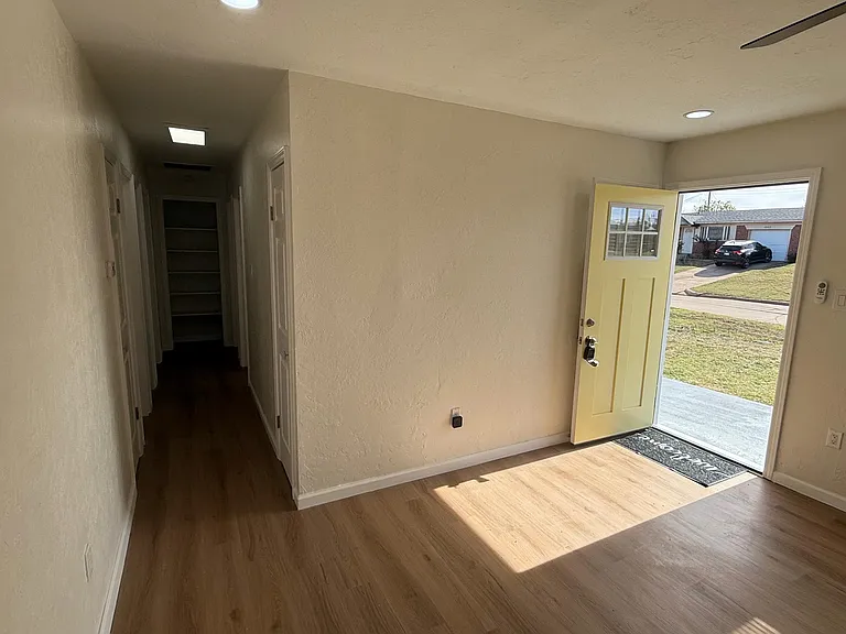 732 SW 46th St — Photo 4