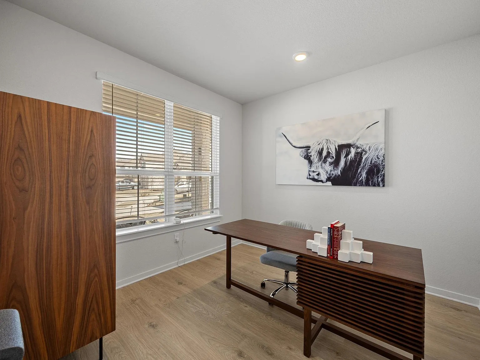 4 bed, 2.5 bath, 2548 sqft, $3,000 — Photo 4