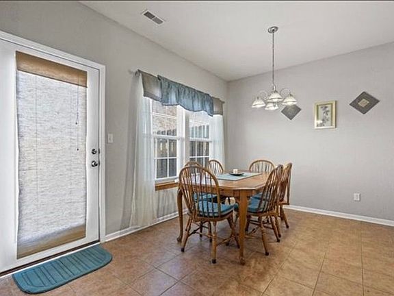 4th image of 2426 Surrey Dr