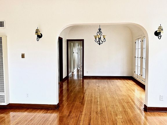 3rd image of 232 N Kenmore Ave APT 1