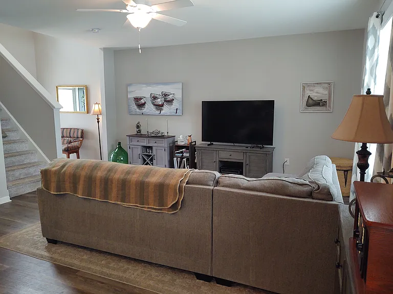 1404 Kinsley Ct NE — Photo 6