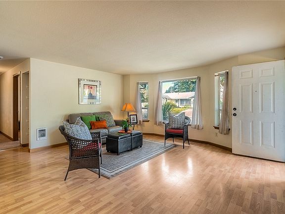 3rd image of 9722 Mallard Dr SE