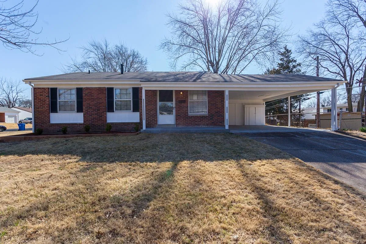 1040 Cedar Pl photo 1