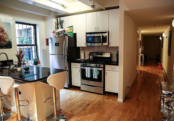 4th image of 190 E 7th St APT A