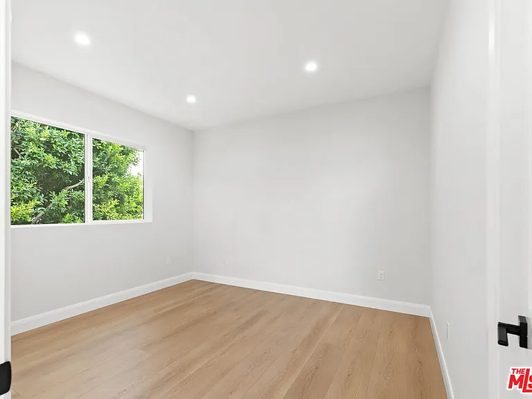 6932 Babcock Ave — Photo 12