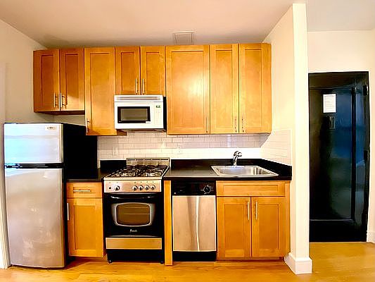 4th image of 230 E 80th St APT 5C